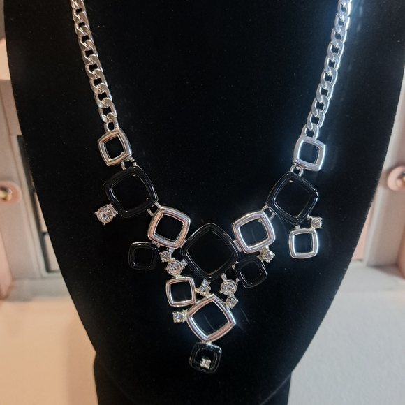 Black And Silver Tone Rhinestone Bib Statement Costume Jewelry Necklace 18"L - Picture 2 of 5